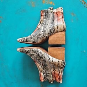 Anthropologie Korks Snakeskin Patterned Leather Ankle Boots 9M